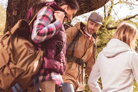 如何背人|背包背人急救：户外人有自己的背人急救姿势，干货技能学起来